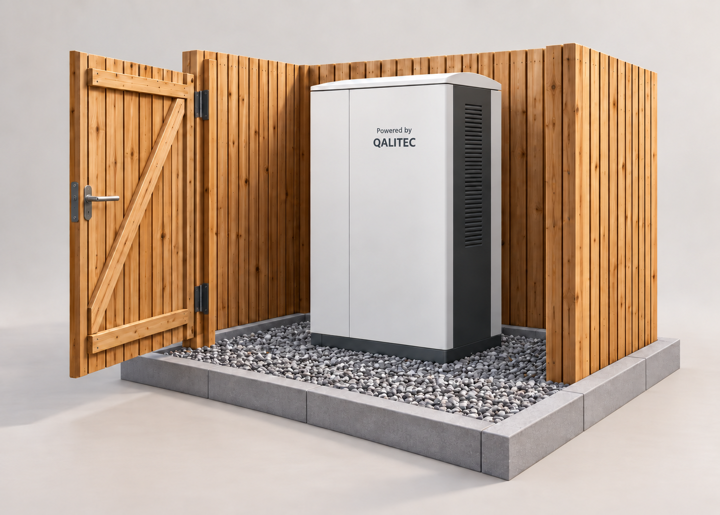 Bild vergrößern Freigestellte Gestaltungsidee: ein kompakter Batteriespeicher auf Schotter, eingefasst mit Kantsteinen und umgeben von Holzverkleidung mit geöffneter Zugangstür – mit der Beschriftung „Powered by QALITEC“