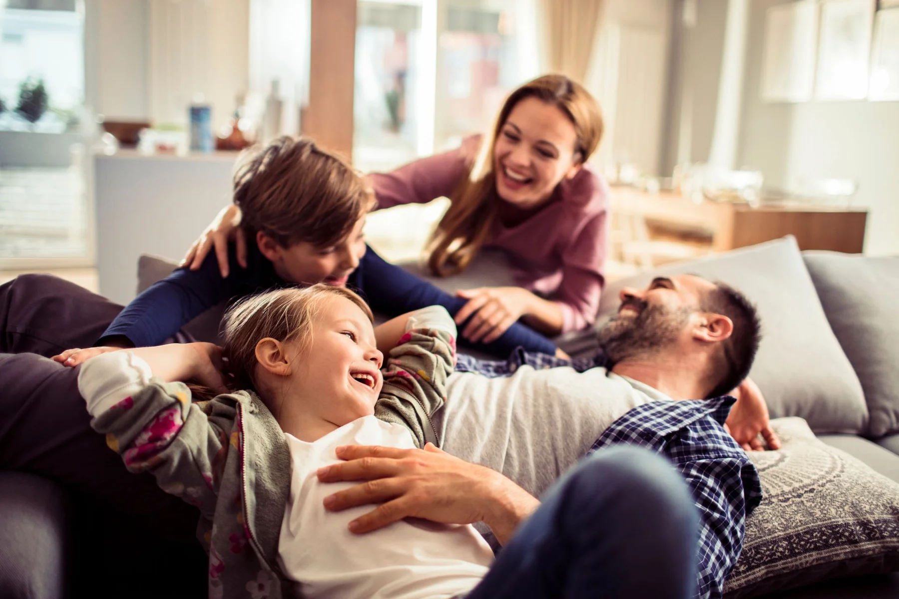 Familie genießt gemeinsame Zeit zu Hause