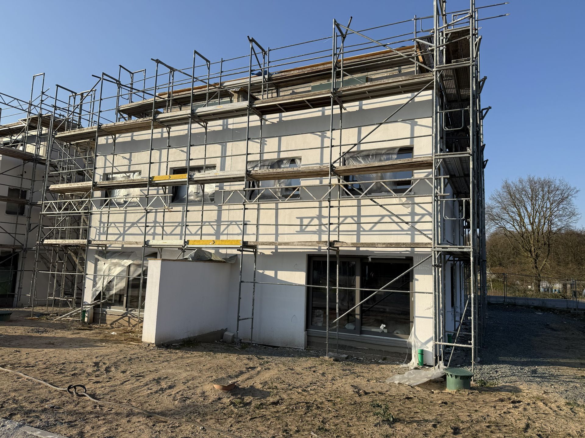 Bauaufnahme der Gartenseite in Erzhausen mit Fassade und Gerüst