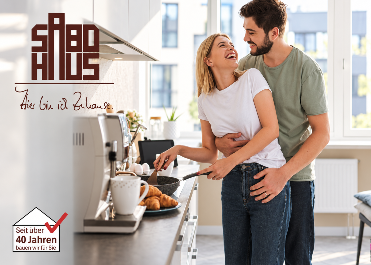 Paar beim gemeinsamen Kochen in der Küche – SABO-Haus: Hier bin ich Zuhause